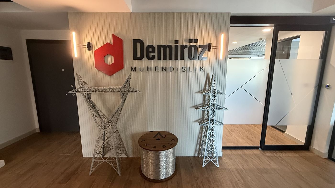 Demiröz Mühendislik karşılama alanı ve logo duvarı
